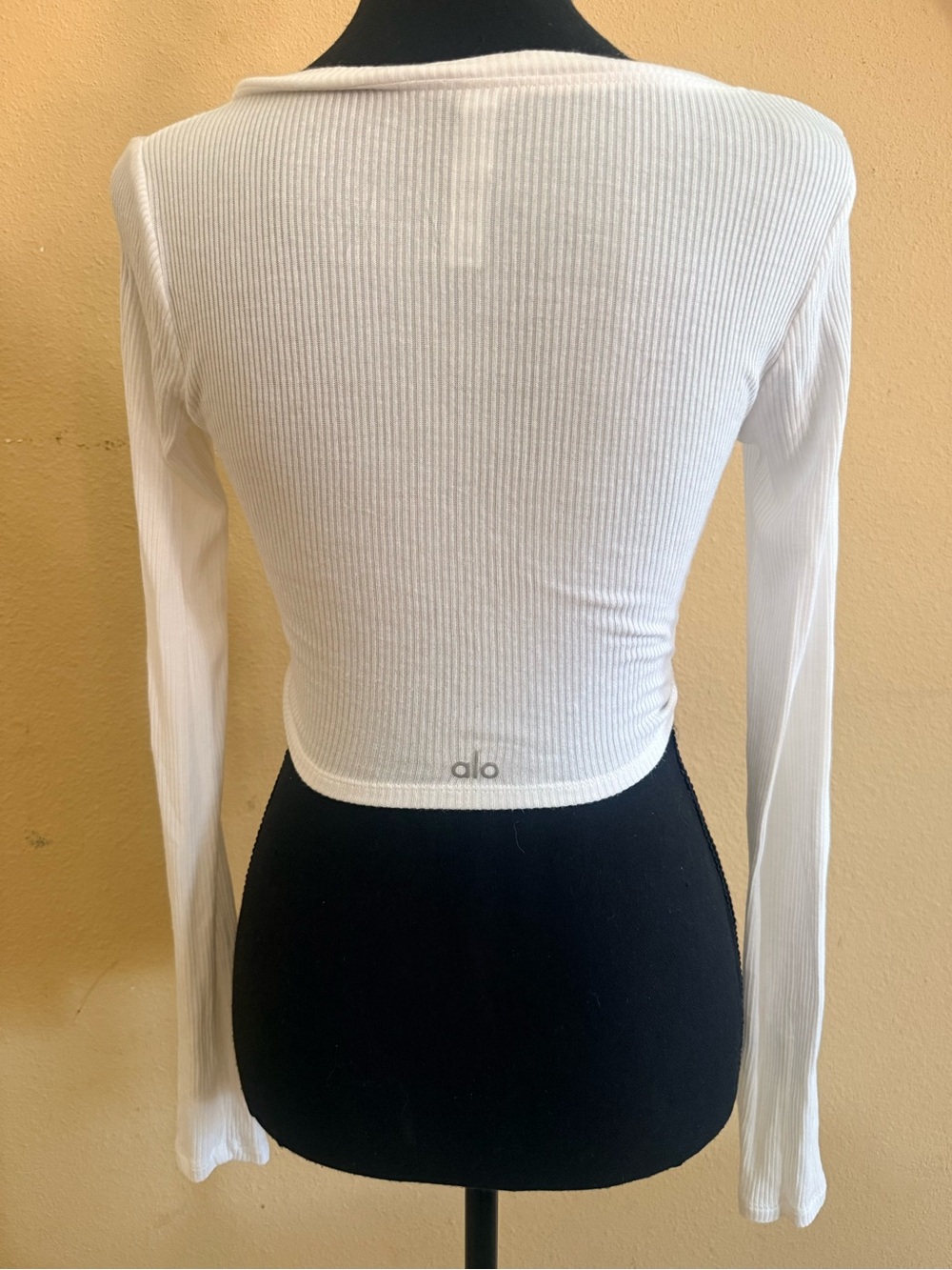 ALO Yoga White Ribbed Ruched Drawstring V-Neck Crop Top - Picture 2 of 4